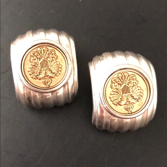 VINTAGE SILVERTONE & GOLDTONE CREST COIN EARRINGS - Picture 11 of 16